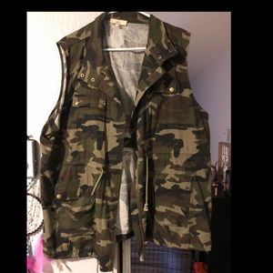 Plus size camo cargo vest